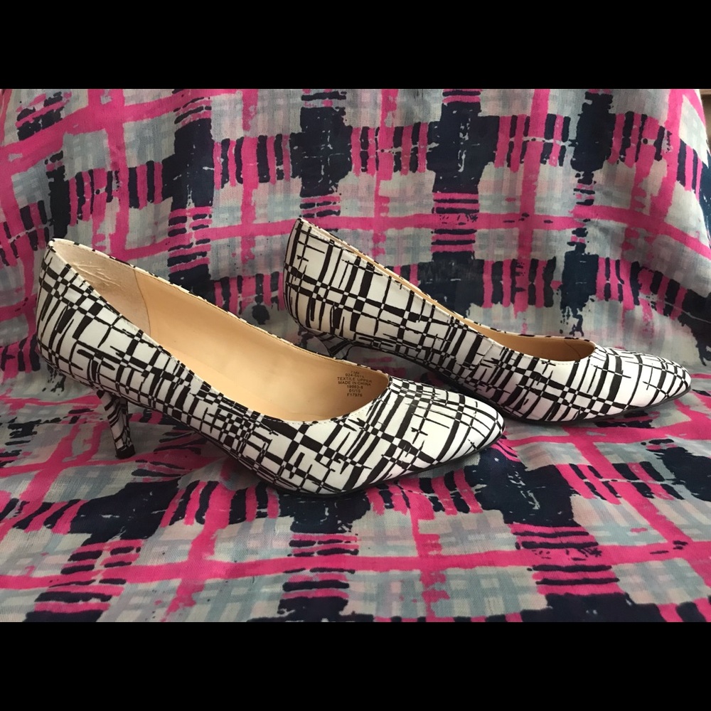 Liz Claiborne- black and white pumps